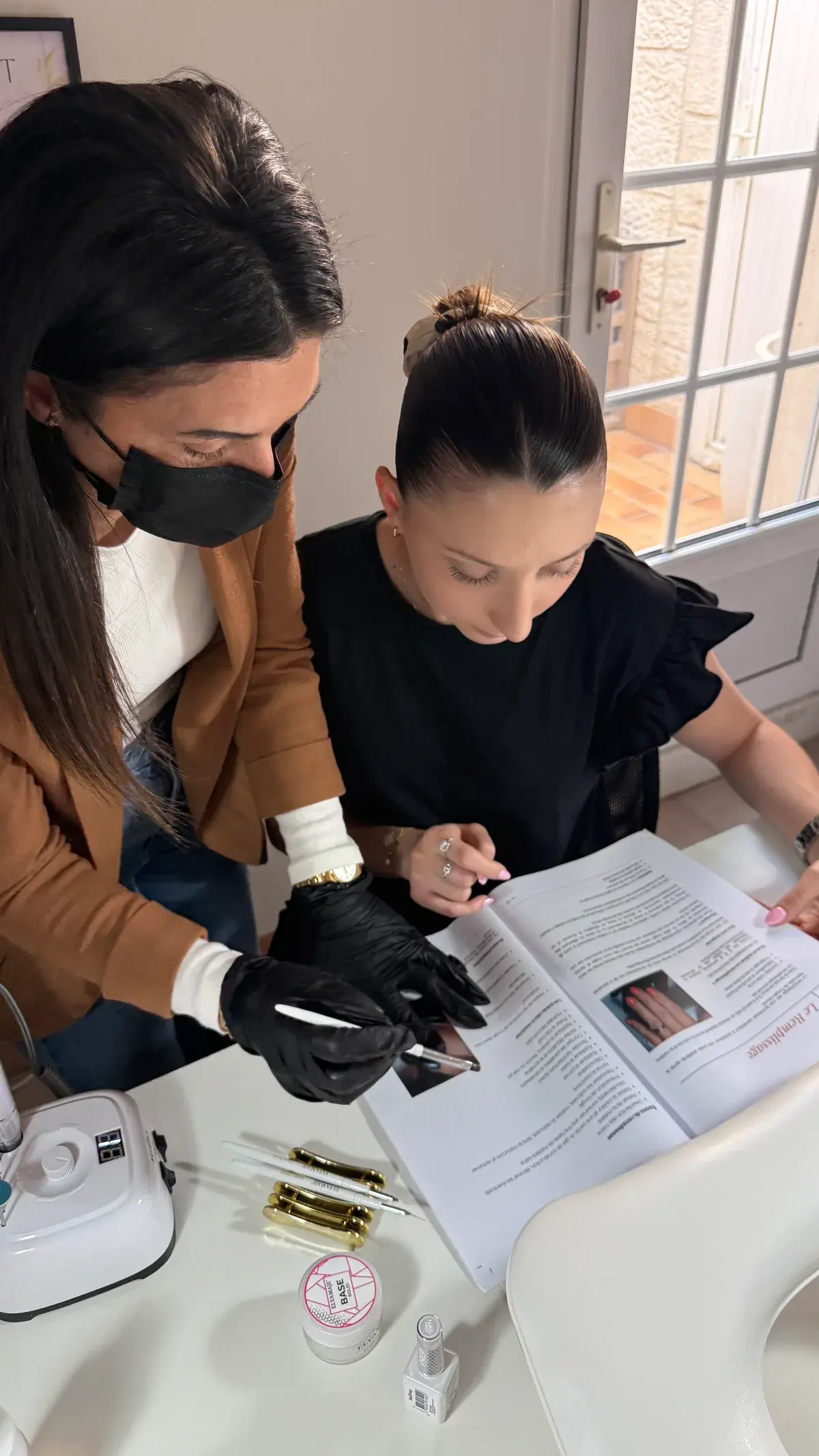 Formation onglerie en duo — Audrey Boyer et son élève étudient le support de cours, atelier privé Gard