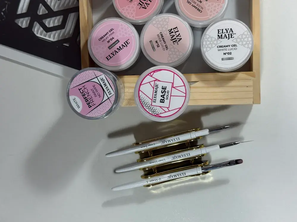 Produits ELYAMAJE utilisés en formation — gels Creamy, base solid et pinceaux professionnels